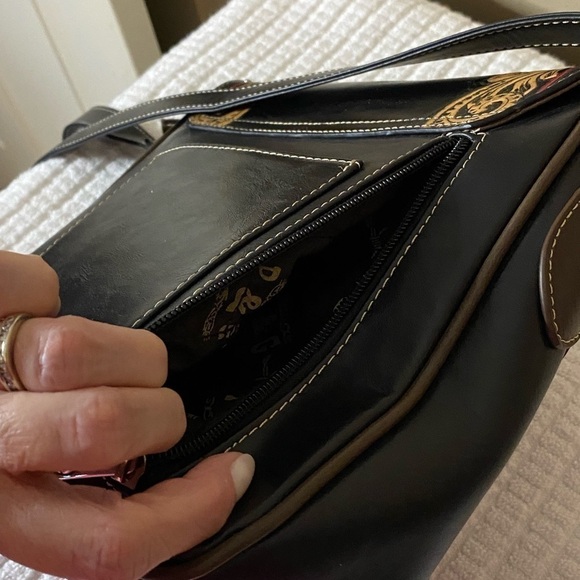 P & G Collection Concealed Carry Western Style Crossbody Purse - Picture 7 of 15